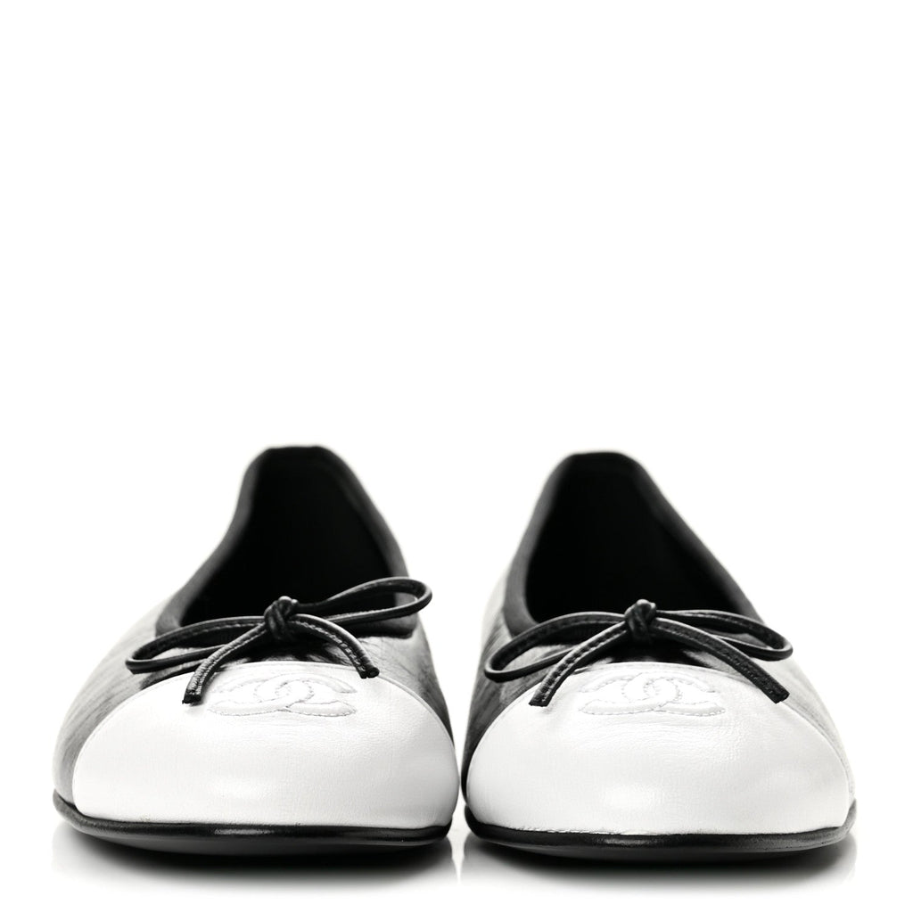Crumpled Shiny Lambskin CC Cap Toe Ballerina Flats 39 Black White